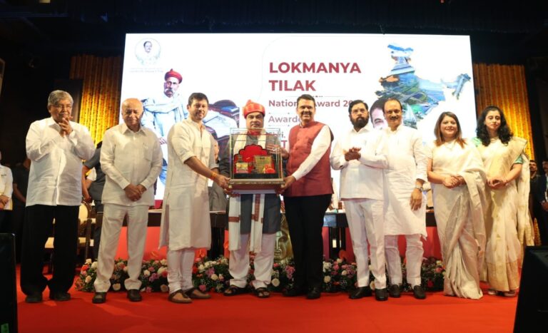 Pne_Dio-Photo_-CM-Devendra-fadnawis-and-Nitin-Gadkari_Lokmanya-Tilak-Rashtriya-Puraskar-Pradan-News_-dt.01.08-4